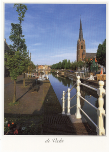 602077 Gezicht op de sluis in Weesp met rechts de Sint-Laurentiuskerk (Herengracht 16).